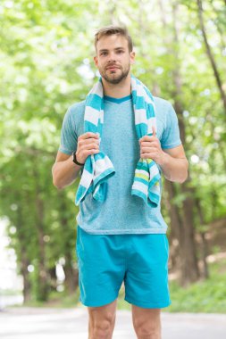 Doğal peyzaj havluda olan adam. Sporcu eğitim hemen sonra. Terli ve yorgun. Yaz plaj zaman ve tatil dinlenmek. Hijyen ve welness. Spor ve sağlık