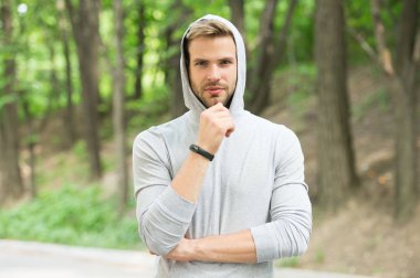 Doğal peyzaj kaputa sakallı adam. Kendine güvenen sporcu rahat tarzı, moda içinde. Orman ya park rahatlayın. İş için hazır. Temiz hava eğitim. Spor ve fitness