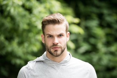 Sakallı, sakallı, sakalsız, doğal manzaralı bir maço. Temiz hava alan sakallı adam. Bir dakika ara veriyorum. Havalı bir şekilde. Sportif yakışıklı.