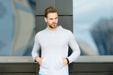Kendine güvenen sporcu rahat tarzı içinde. Erkek moda. Sakallı adam kürsüye kentsel açık. İş için hazır. Temiz hava eğitim. Spor ve fitness