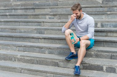Temiz hava eğitim sonra yorgun. Sulu ve sağlıklı kal. Maço su şişesi ile gereken adımları, kopya alanı otur. Susuzluk. Plastik şişe ile güçlü adam merdivenlerde sakin ol. Spor ve fitness