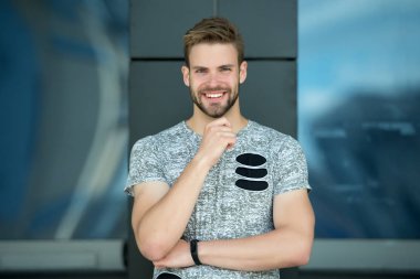 Sakallı yüzü açık gülümseyen üzerinde mutlu adam. Gri tshirt maço gülümseme. Casual tarzda. Mutlu ve sağlıklı. Sportif yakışıklı olan. Güven ve karizma