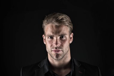 Maço. Genel Kurul liderlik iş yüzü. Tıraşsız yüzündeki kıl olan adam. Formal giyim yakışıklı işadamı. Hayatı ciddiye alıyor. Güven ve karizma, vintage filtre