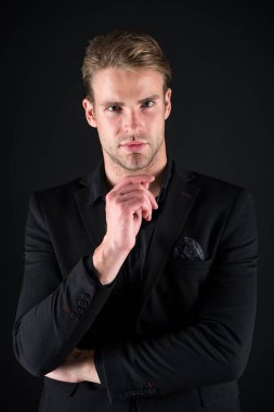 Düşünme ve seçme. El çene biriyle. Düşünme yüzü ile iş adamı. İş düşüncelerinde kaybettim. Düşünmek gerekir. Kendinden emin ve yakışıklı. Zarif ve şık