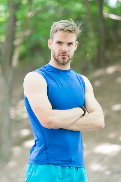 夏の公園で腕を持つスポーツマンを渡った。強い男の新鮮な空気のトレーニングの準備ができて。フィットして、自信を持ってのマッチョ。スポーツとトレーニング活動。森林や公園でリラックスします。健康とボディケア — ストック写真