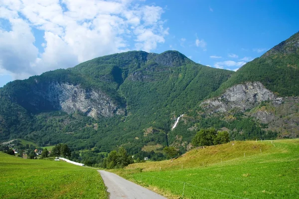 Δρόμος στα βουνά σε Flam, Νορβηγία. Επαρχιακό δρόμο στο ορεινό τοπίο. Η ομορφιά της φύσης. Πεζοπορία και την κατασκήνωση. Το ταξίδι το καλοκαίρι και τα ταξίδια. Διακοπές και περιπλάνησης — Φωτογραφία Αρχείου