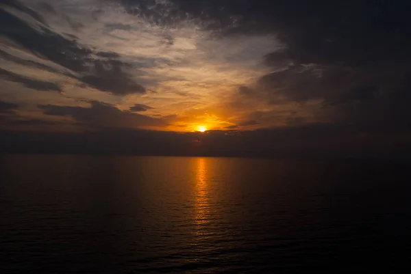 Sonnenuntergang im Meer an einem dramatischen Himmel mit Wolken. Vergänglichkeit des Lebens. Seelandschaft in der Abenddämmerung. Der nächste Tag wird besser. Sonnenaufgang. Treffen Sonnenuntergang auf See. Natur und Umwelt. Urlaub und Fernweh — Stockfoto