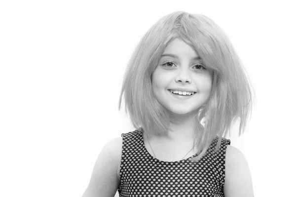 Uśmiech dziecka dziewczyna w różowych peruk fryzurę na białym tle — Zdjęcie stockowe