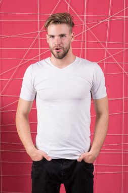 Sakallı, çekici ve saç stili olan adam. Tüylü, neşeli yüzlü bir adam elini cebinde, pembe arka planda tutuyor. Sakalsız adam yakışıklı ve bakımlı görünüyor. Erkeklik kavramı