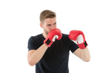 Tam konsantrasyon. Sporcu eğitim boks eldivenleri yoğunlaşmıştır. Atlet spor eldiven uygulama ile mücadele becerileri, izole beyaz yüz konsantre. Boksör yakışıklı sıkı koç. Boks konsepti