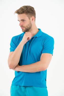 Formda kalmak konusunda ciddi. Adam sportif kıyafet ciddi ve eğitim, beyaz arka planı için motive görünüyor. Motive kalmak ve spor hedefe ulaşmak. Motivasyon tutmak spor şekil için ipucudur