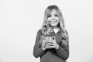 Kırmızı kazaklı, uzun sarı saçlı kız.