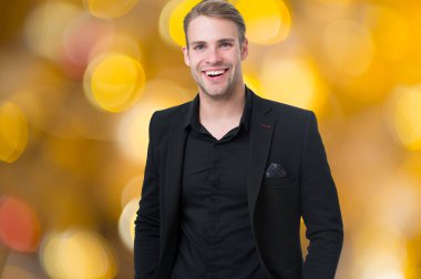 Kurumsal kıyafet. Mutlu resmi siyah takım elbise Festival arka plan bulanık. Rahat bir iş. Rahat bakmak profesyonel ortam ve şenlikli kurumsal etkinlikler için yapılmış. Kurum kültürü