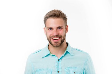 Tıraşsız yüzünde mükemmel bir gülümsemeyle beyaz arka planda izole edilmiş bir adam. Sakallı mutlu adam. Sakallı ve yakışıklı. Cilt bakımı ve bakım. Saç ve berber salonu.