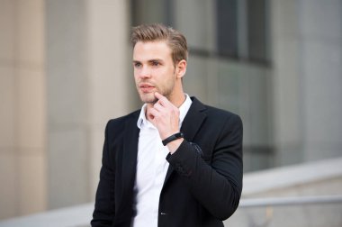 Adam resmi elbise işadamı de kentsel arka plan bakımlı. Profesyonel ortamlarda profesyonel kıyafetleri giymek. Tek tip iş ortamları edep profesyonellik Kültür Örgütü dokuma