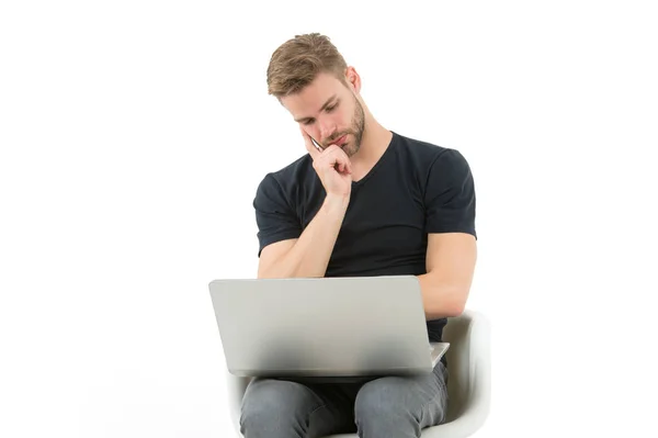 Bu atlamalısınız. Erkek ile laptop sıkıldım izlerken reklam yüzleş. Adam yakışıklı siyah gömlek inşaat izole bilgisayar beyaz tıraşsız. Adam sinir bozucu reklam videoları sıkılmış — Stok fotoğraf