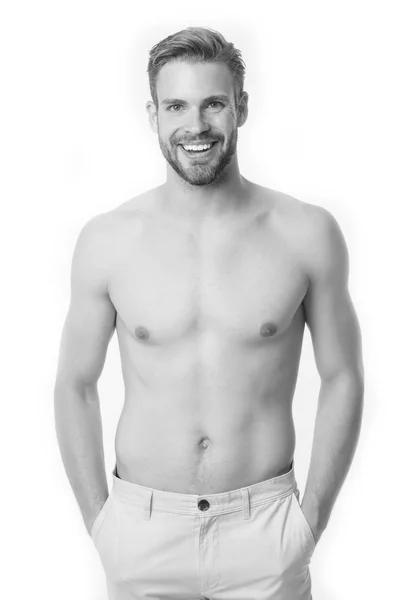 Hombre feliz con torso muscular. Hombre con la barba sonrisa sin camisa aislado en blanco. Muy macho. Dieta y fitness. Deporte. Saludable y guapo. Se ve bien y se siente muy bien, blanco y negro —  Fotos de Stock