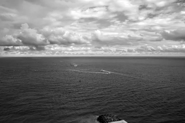 Skyline com água azul do mar e céu nublado nos EUA — Fotografia de Stock