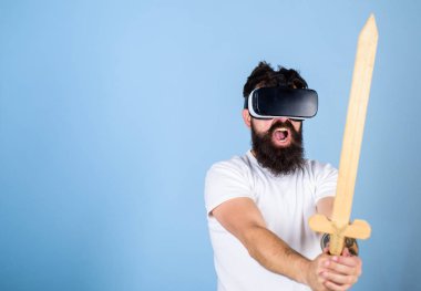 VR oyun kavramı. Adam ile kafa monte göstermek ve kılıç oyun Vr. Hipster oyunda bağırarak yüzündeki mücadele sanal gerçeklik oyun oyun keyfini çıkarın. Vr gözlük, açık mavi renkli sakallı