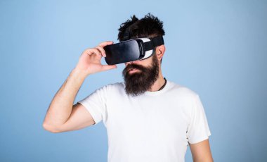 Vr gözlük, açık mavi renkli sakallı adam. VR gadget kavramı. Adam kafa monte ekran ile etkileşim içinde sanal gerçeklik. Hipster ciddi bir yüz üzerinde sanal gerçeklik keşfetmek için modern Gadget'ı kullanma