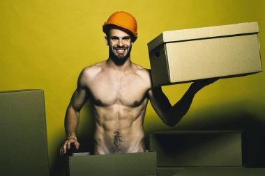 Teslimat ve hareketli kavramı. Adam çıplak gövde ile