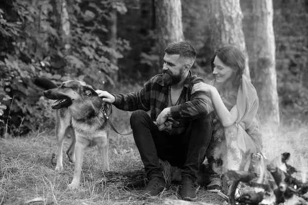 Vrouw en man op vakantie, genieten van de natuur. Paar verliefd, jonge gelukkige familie doorbrengen vrijetijdsbesteding met hond. — Stockfoto