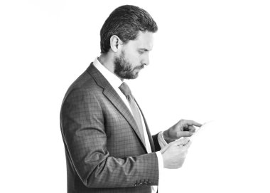 İş ve teknolojileri kavramı. İşadamı meşgul yüzü koyu mavi elbiseli