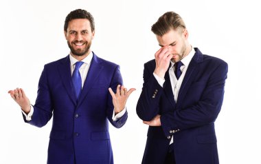 Yüz enerjik mutsuz ortak yakınındaki gülümseyen adam.