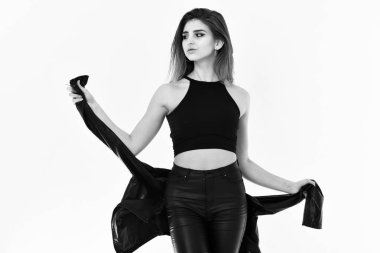 Rock ve sokak hayatı kavramı. Sarı saçlı ve bel siyah deri ceket ile kız.