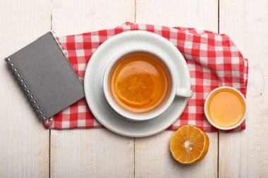 Sıcak içecek ve ev atmosfer kavramı. Çay bardağı bal ile