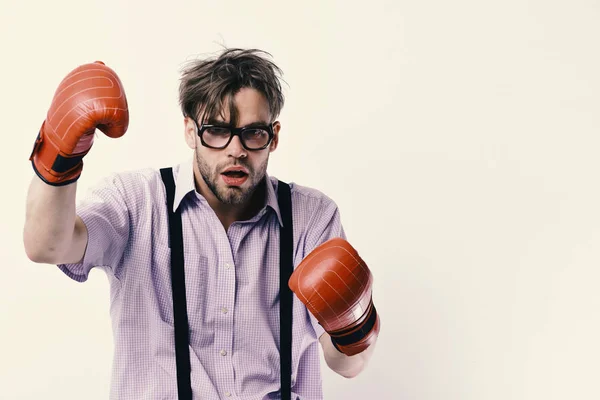 Svag killen gör träffar och slag. Man med borst och tråkig ansikte bär boxningshandskar — Stockfoto