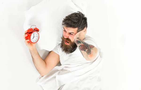 Hombre con tatuaje y barba teniendo problemas para despertar —  Fotos de Stock