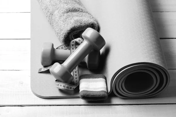 Egzersiz ve spor kavram. Barbell ölçme teyp siyan yakınındaki mor yoga mat yalan — Stok fotoğraf