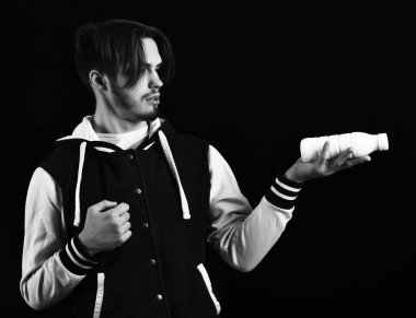 Beyzbol ceketli sakallı adam.