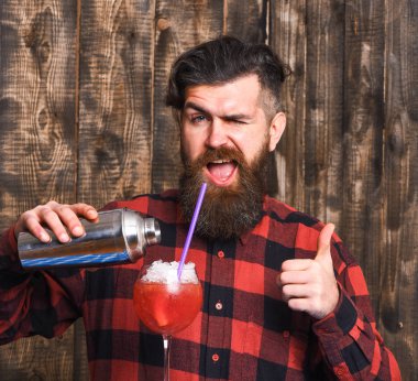 Barmen sakal ve yanıp sönen yüz ile shaker tutar