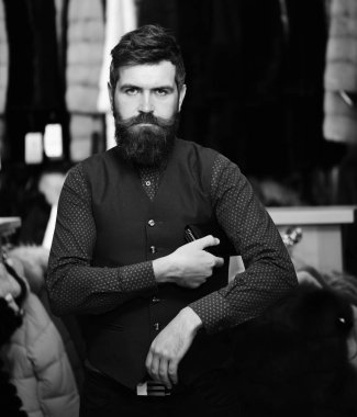 Nakit ile iş adamı. Sakal ve siyah deri cüzdan adam.