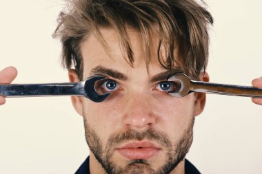 Mekanik veya somun anahtarları elinde muslukçuyla. Bakım ve onarım kavramı. Somun anahtarı tamir ettiğin için Ayrıntılar sıkma aletleri