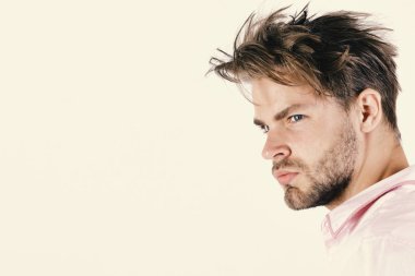 Erkeklik ve stil kavramı. Adam kendinden emin yüz beyaz arka plan üzerinde izole,