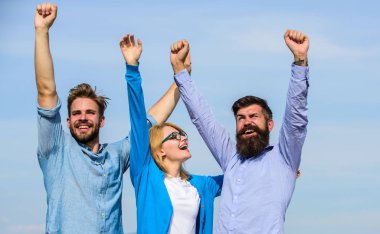 Şirket üç mutlu meslektaş ofis çalışanları özgürlük, gökyüzü arka plan tadını çıkarın. Erkekler resmi aşınmaya sakal ve gözlük sarışın iş bitmiş. Özgürlük kavramı. Çalışanların özgürlük hissi tadını çıkarın.