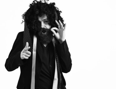 Takım elbiseli beyaz hippi ve siyah kıvırcık peruklu.