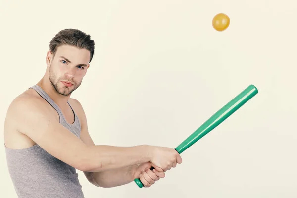 Hombre con músculos fuertes sobre fondo blanco. Jugador con cara concentrada juega béisbol . — Foto de Stock