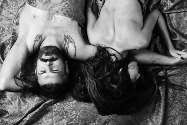 Erkek ve kadın yarısı kapalı cesetleri el ele tutuşsun. Bir çift kırmızı sayfalardaki aşık. Mükemmel sabah ve aşk.