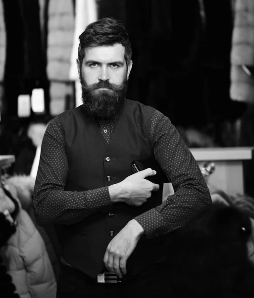 Nakit ile iş adamı. Sakal ve siyah deri cüzdan adam.