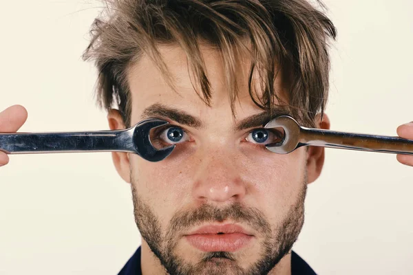 Mekanik veya somun anahtarları elinde muslukçuyla. Bakım ve onarım kavramı. Somun anahtarı tamir ettiğin için Ayrıntılar sıkma aletleri