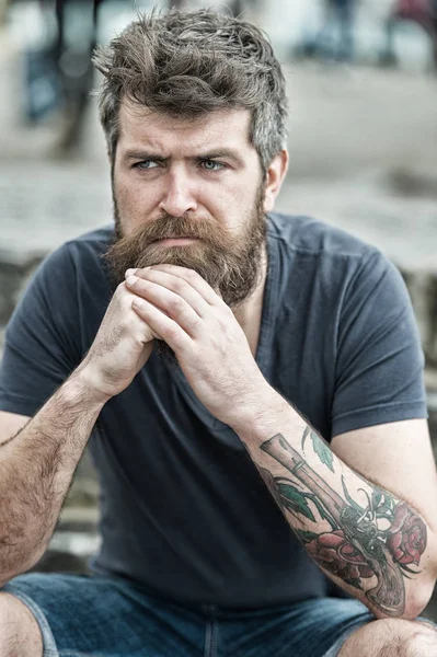 Sakal ve bıyık oturur açık olan adam. Sakallı adam ciddi yüz üzücü ve sorunlu görünüyor, sorunları muzdarip. Zor dönemden geçiyor sakallı hippi. Üzüntü ve sorunları kavramı