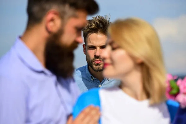 Casal romântico namorados namorando. Os amantes que se encontram ao ar livre flertam relações românticas. Conceito de coração partido. Casal apaixonado feliz namoro, homem ciumento assistindo mulher prefere outro macho em vez dele — Fotografia de Stock