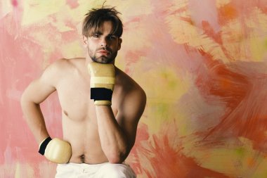 Düşünceli yüz ve renkli arka plan üzerinde kıl olan adam. Karışık dövüş sanatları eğitimi kavramı. MMA savaşçı güçlü gövdeli