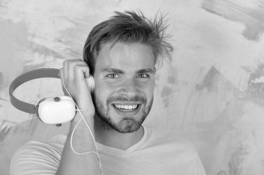 Kulaklıklı, Amerikalı yakışıklı, sakallı adam. Avrupalı adam eğleniyor..