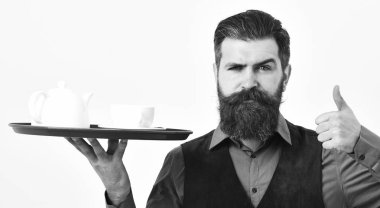 Barmen gurur yüzü ile çay veya kahve başparmak gösterilmesini hizmet vermektedir. Garson beyaz pot ve Kupası tepsi ile.