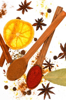 Baharat Seti pişirme veya sıcak içecekler, hazırlama kapatın. Baharat Seti kavramı. Baharat mutfak otlar ve kuru malzemelerle karıştırın. Kaşık, kurutulmuş portakal ve tarçın sopa beyaz arka plan üzerinde